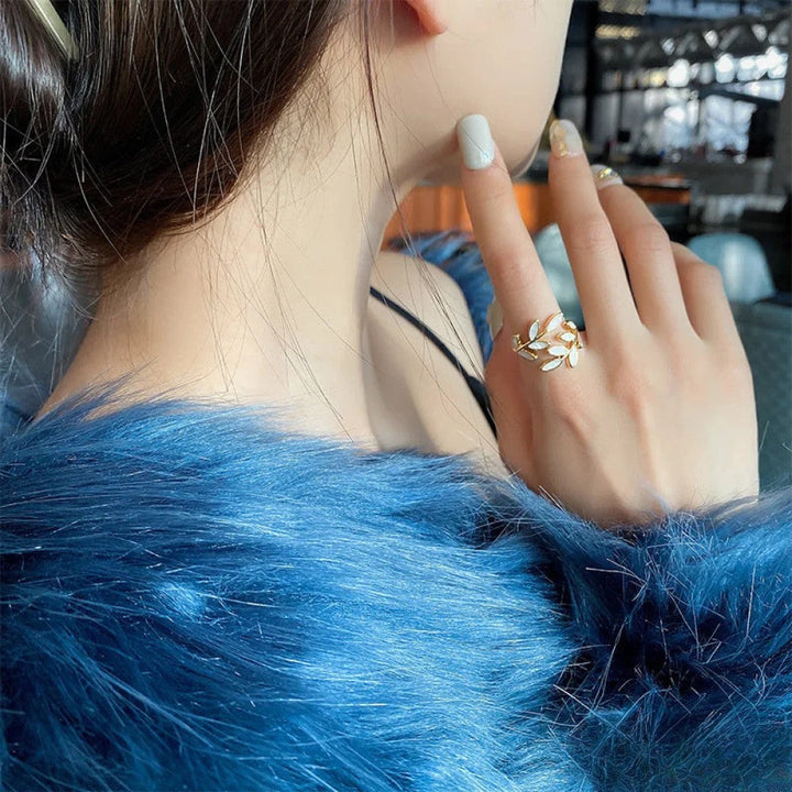 Bague en or ajustable avec feuille d'opale blanche