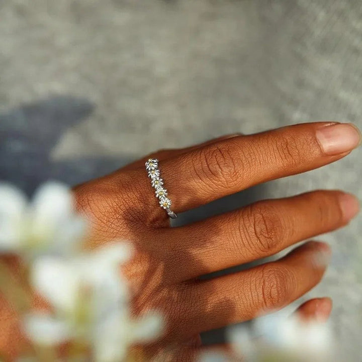 Bague en argent réglable avec marguerite peinte à la main en émail