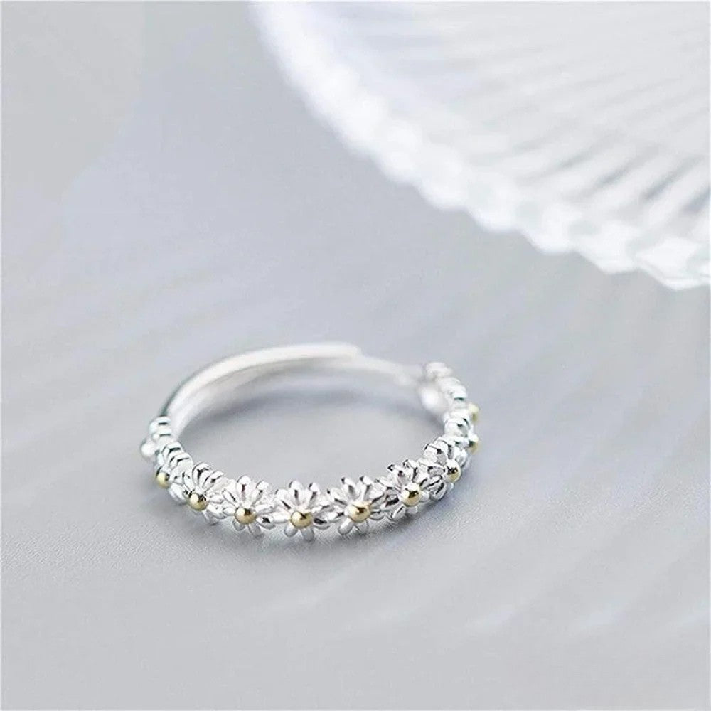 Bague en argent réglable avec marguerite peinte à la main en émail