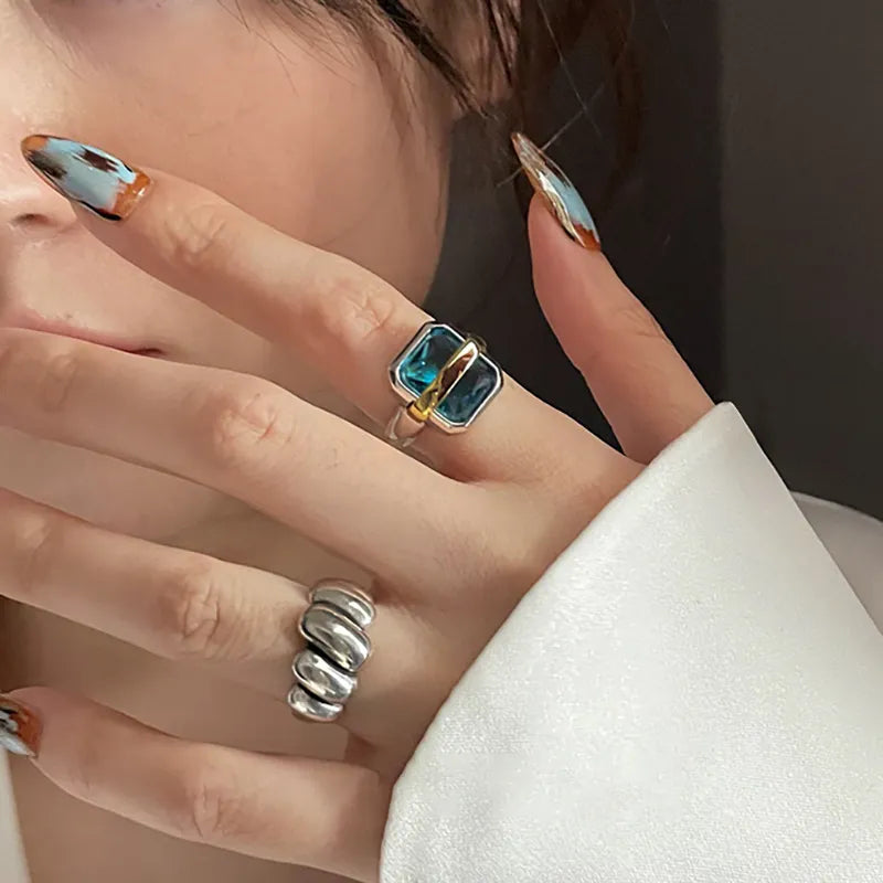 Bague en argent avec zircon bleu