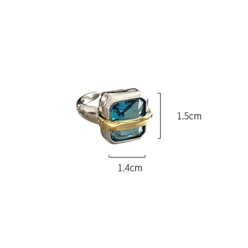 Bague en argent avec zircon bleu