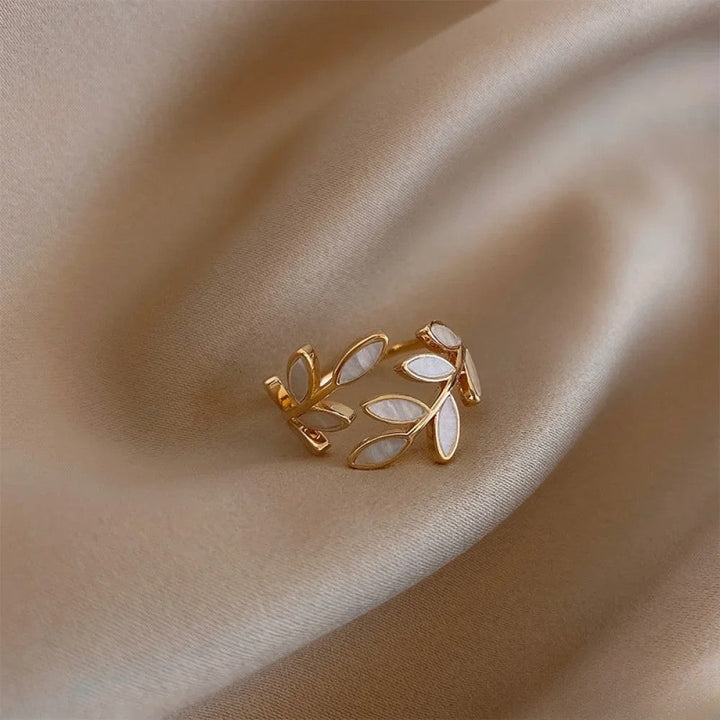 Bague en or ajustable avec feuille d'opale blanche