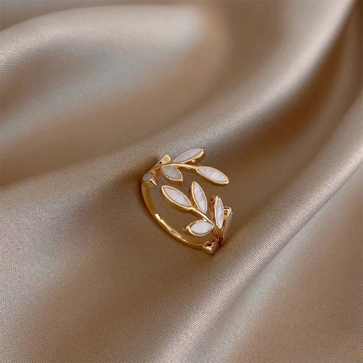 Bague en or ajustable avec feuille d'opale blanche