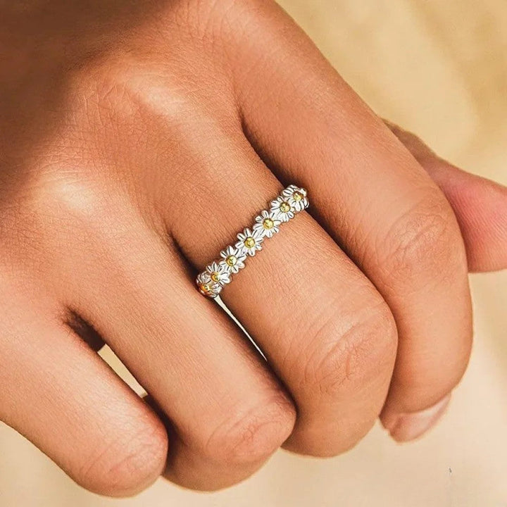 Bague en argent réglable avec marguerite peinte à la main en émail