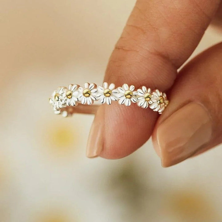 Bague en argent réglable avec marguerite peinte à la main en émail