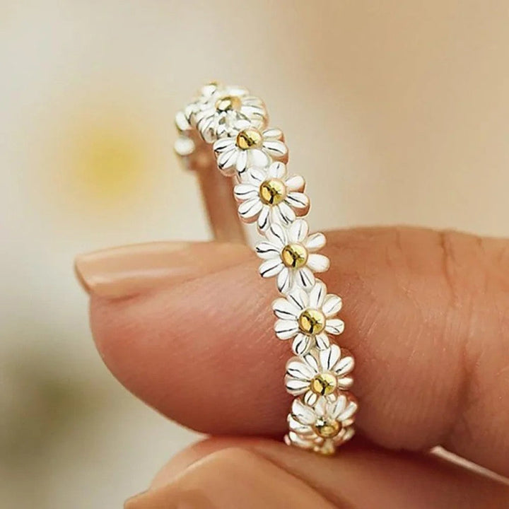 Bague en argent réglable avec marguerite peinte à la main en émail